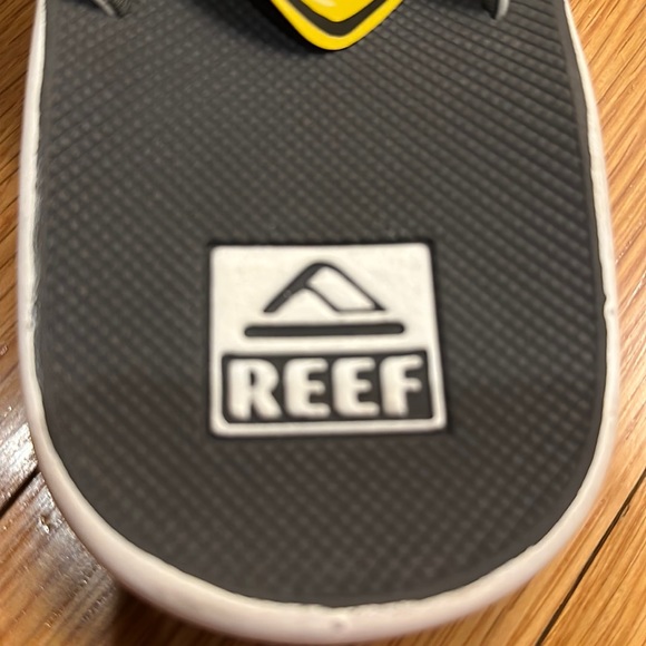 REEF men’s Fanning Low Flip Flop Sandals With Bottle Opener